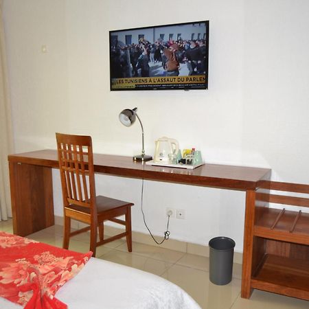 Grand Hotel Aeroport, Douala Bagian luar foto