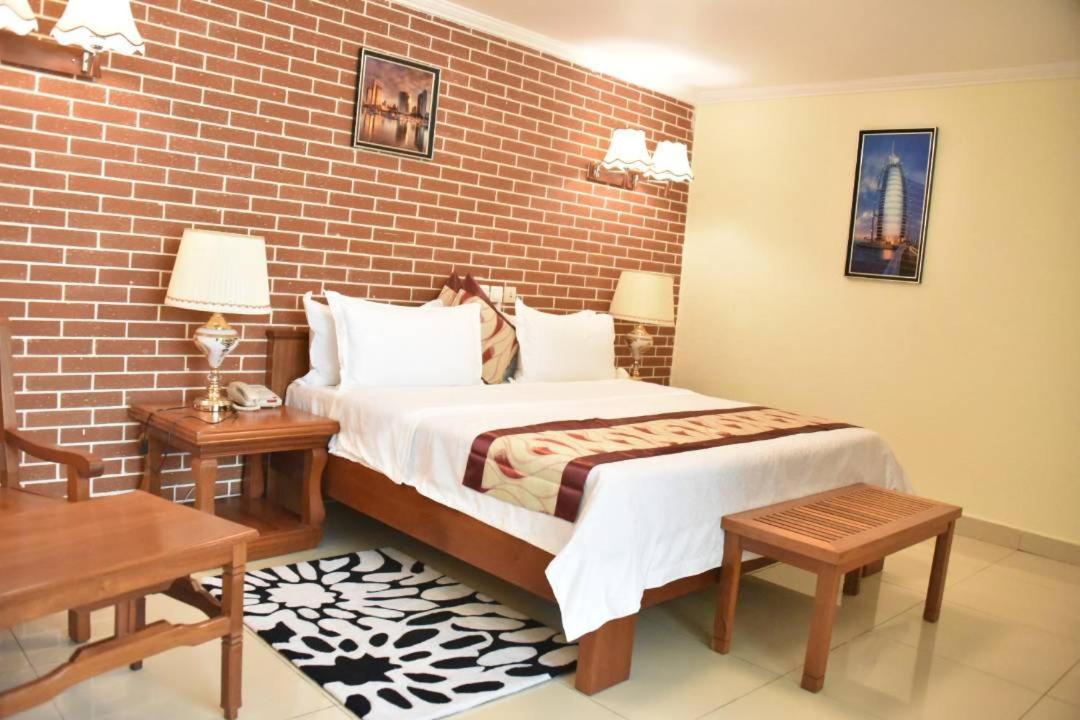 Grand Hotel Aeroport, Douala Bagian luar foto