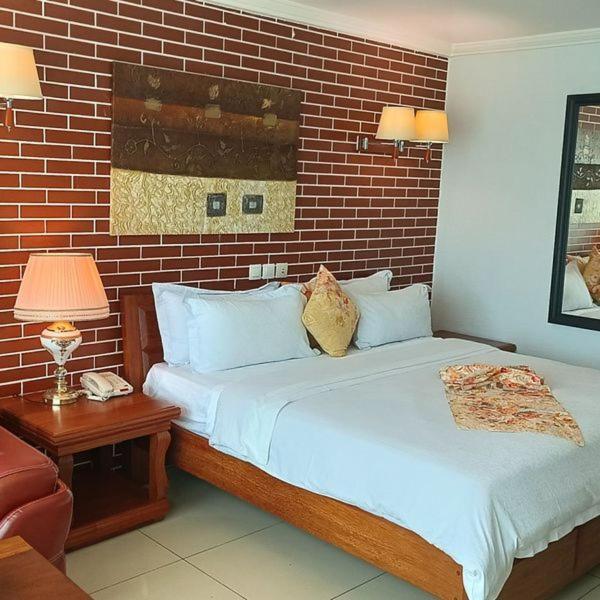 Grand Hotel Aeroport, Douala Bagian luar foto
