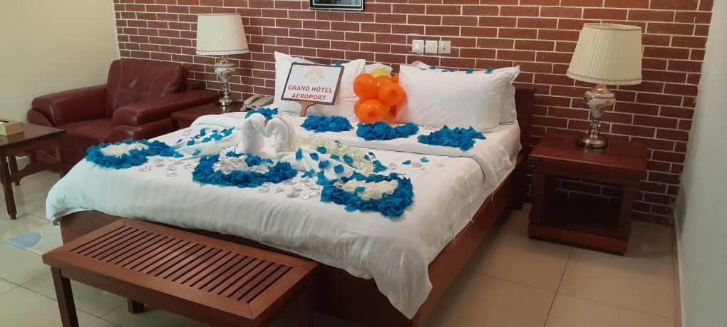 Grand Hotel Aeroport, Douala Bagian luar foto