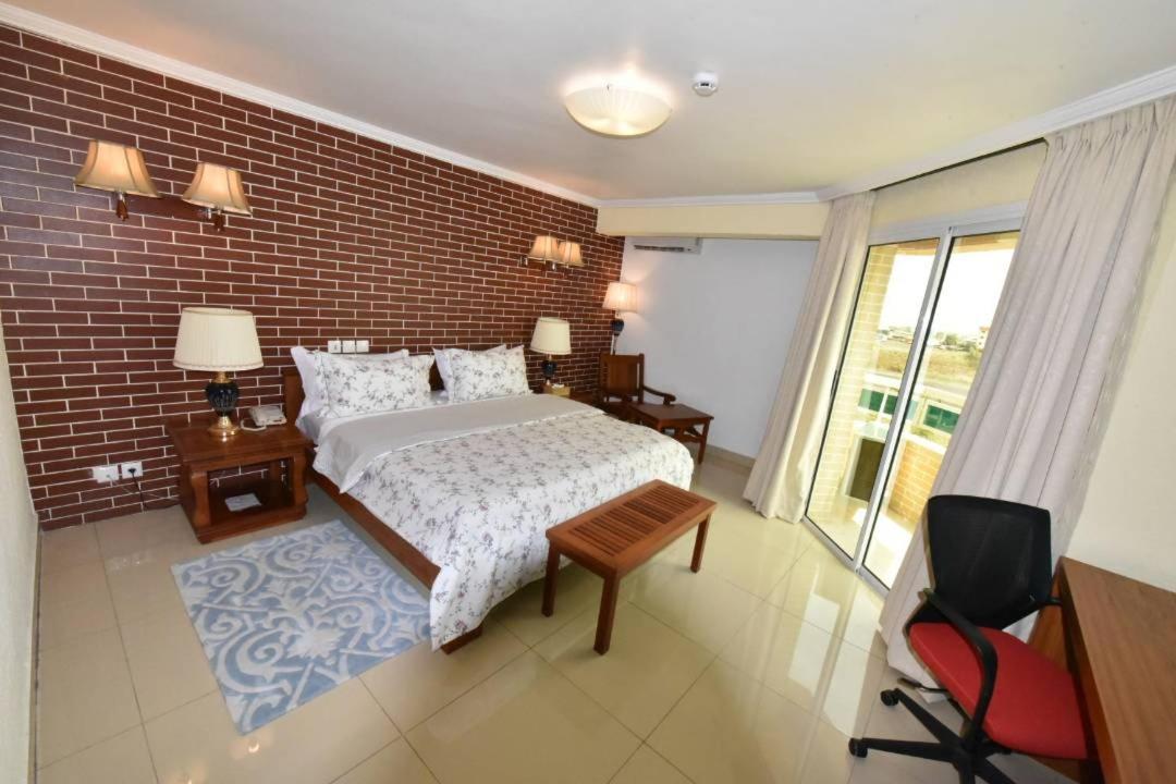 Grand Hotel Aeroport, Douala Bagian luar foto