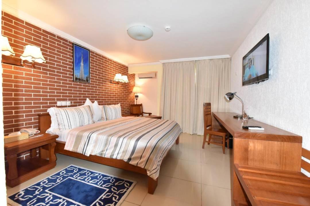 Grand Hotel Aeroport, Douala Bagian luar foto