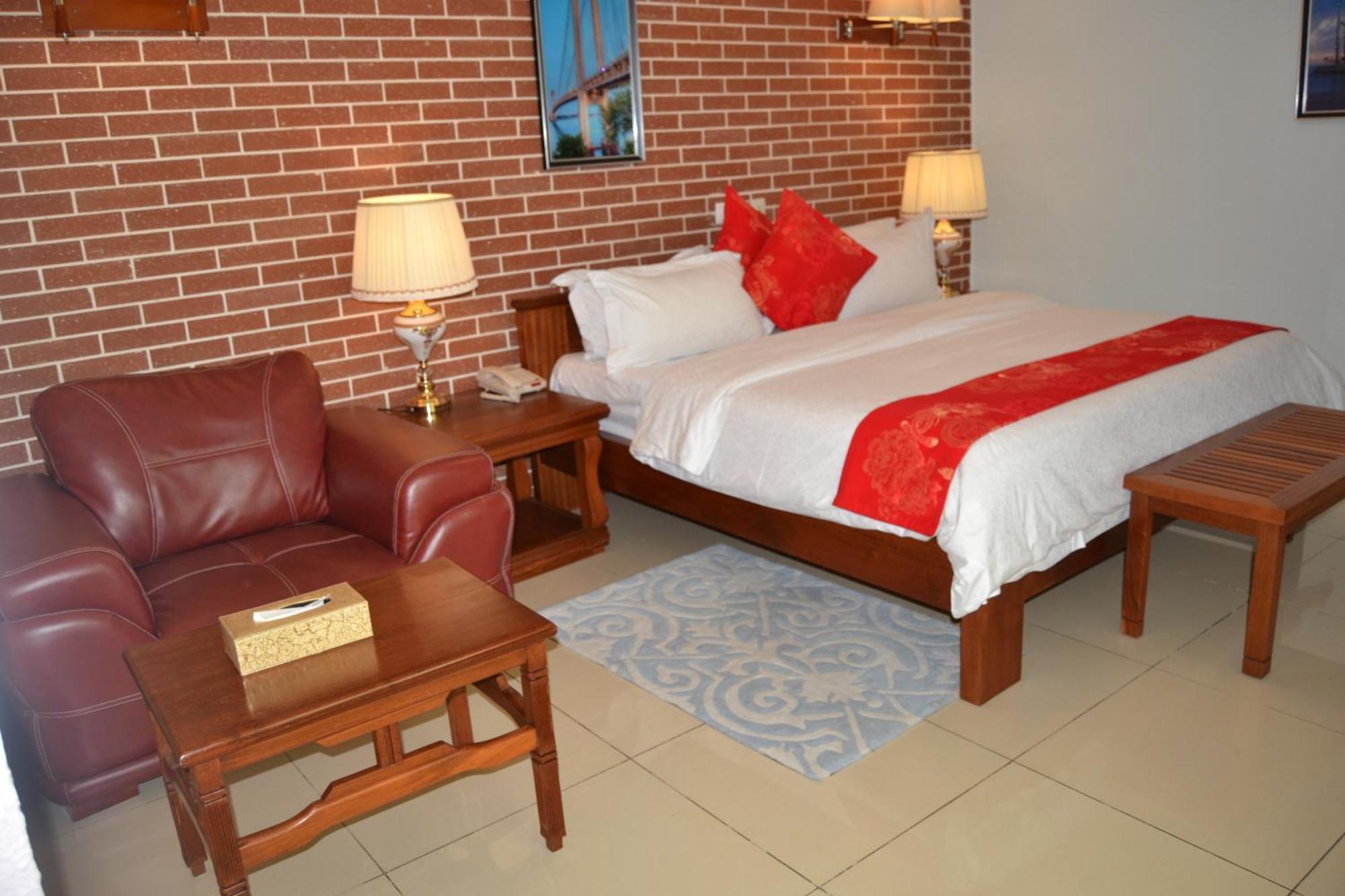 Grand Hotel Aeroport, Douala Bagian luar foto